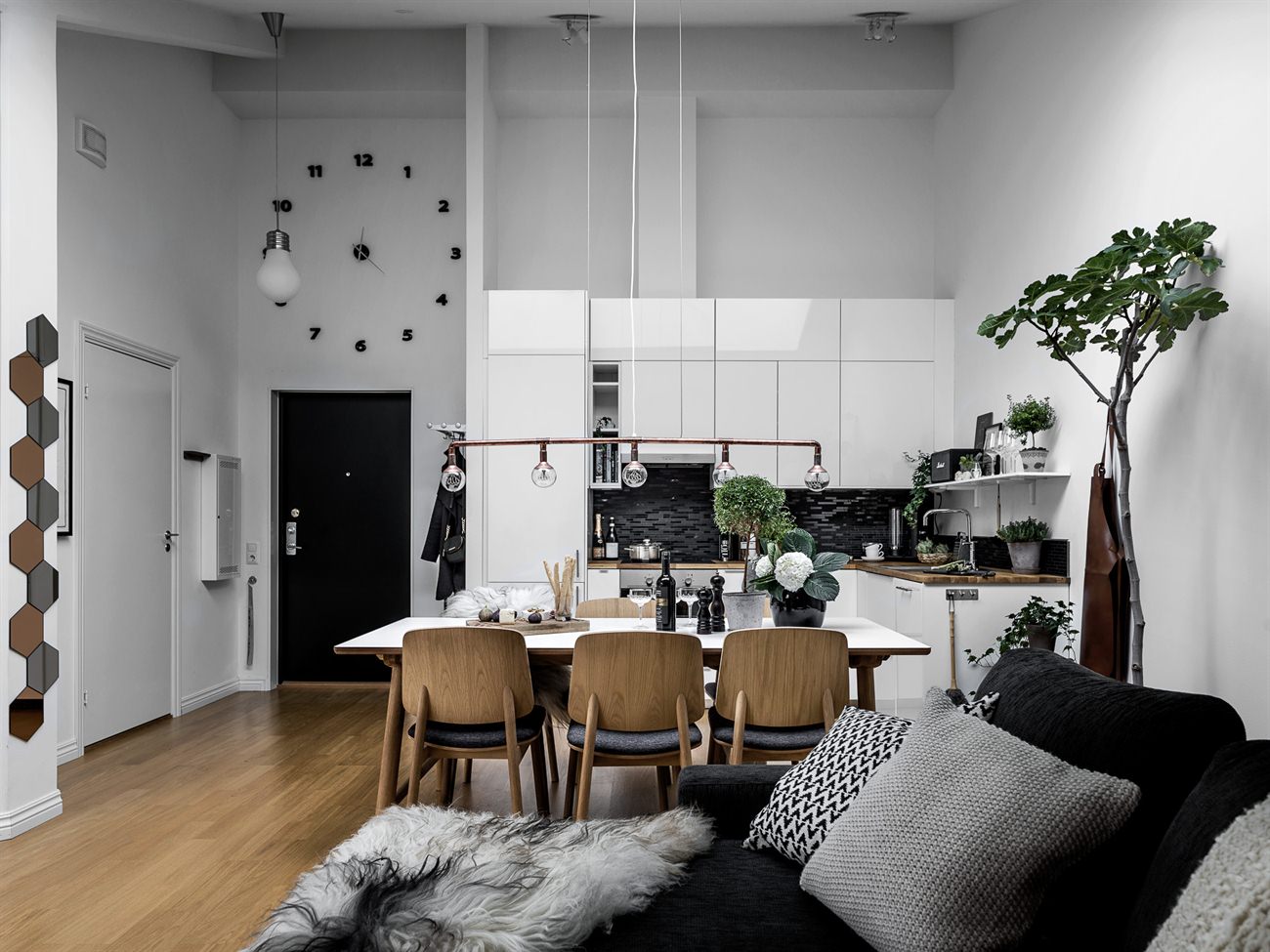 Home tour: Skrå vægge og fede lamper | KreaVilla
