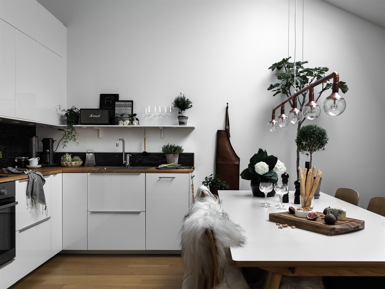 Home tour: Skrå vægge og fede lamper | KreaVilla