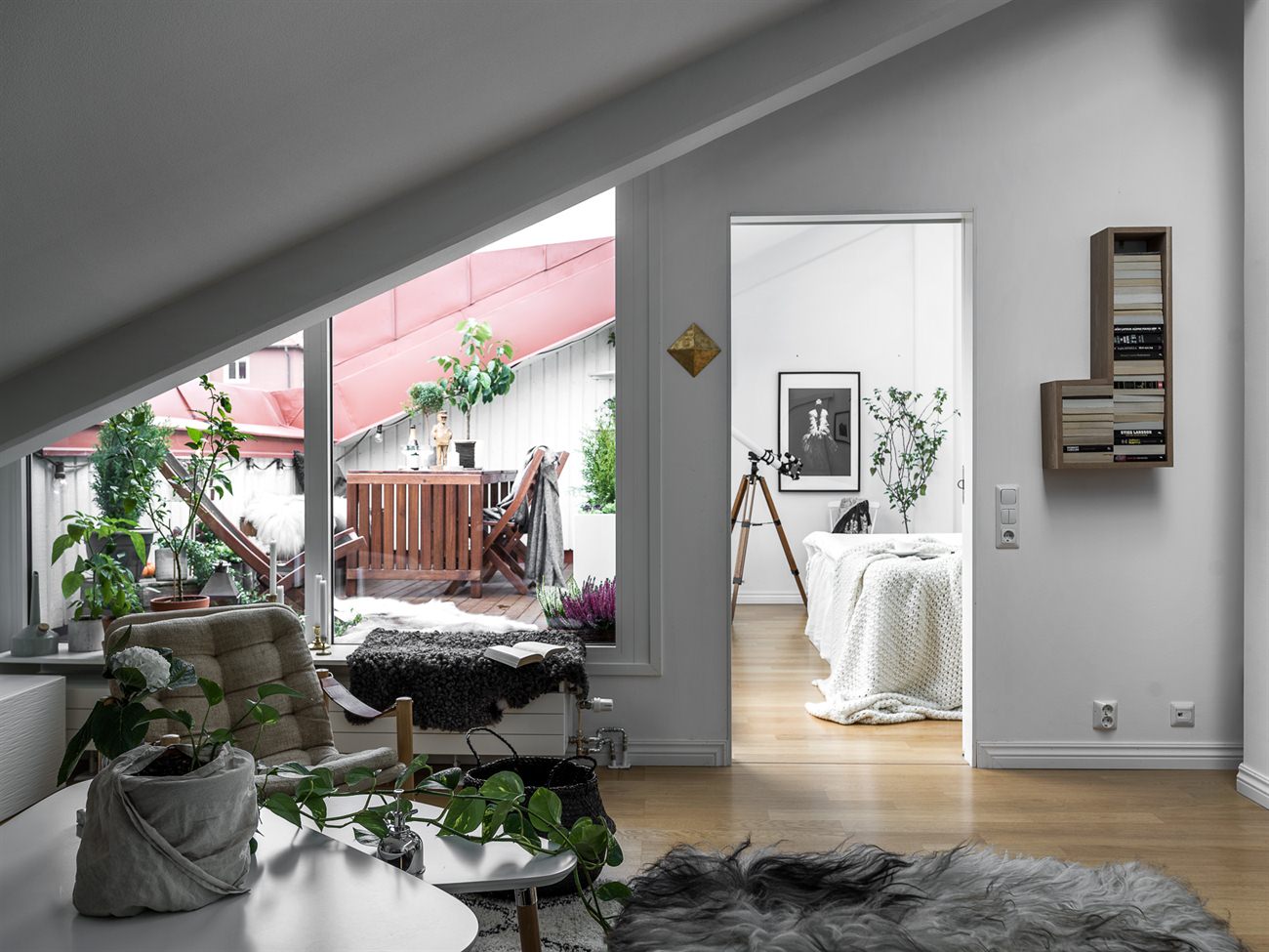Home tour: Skrå vægge og fede lamper | KreaVilla