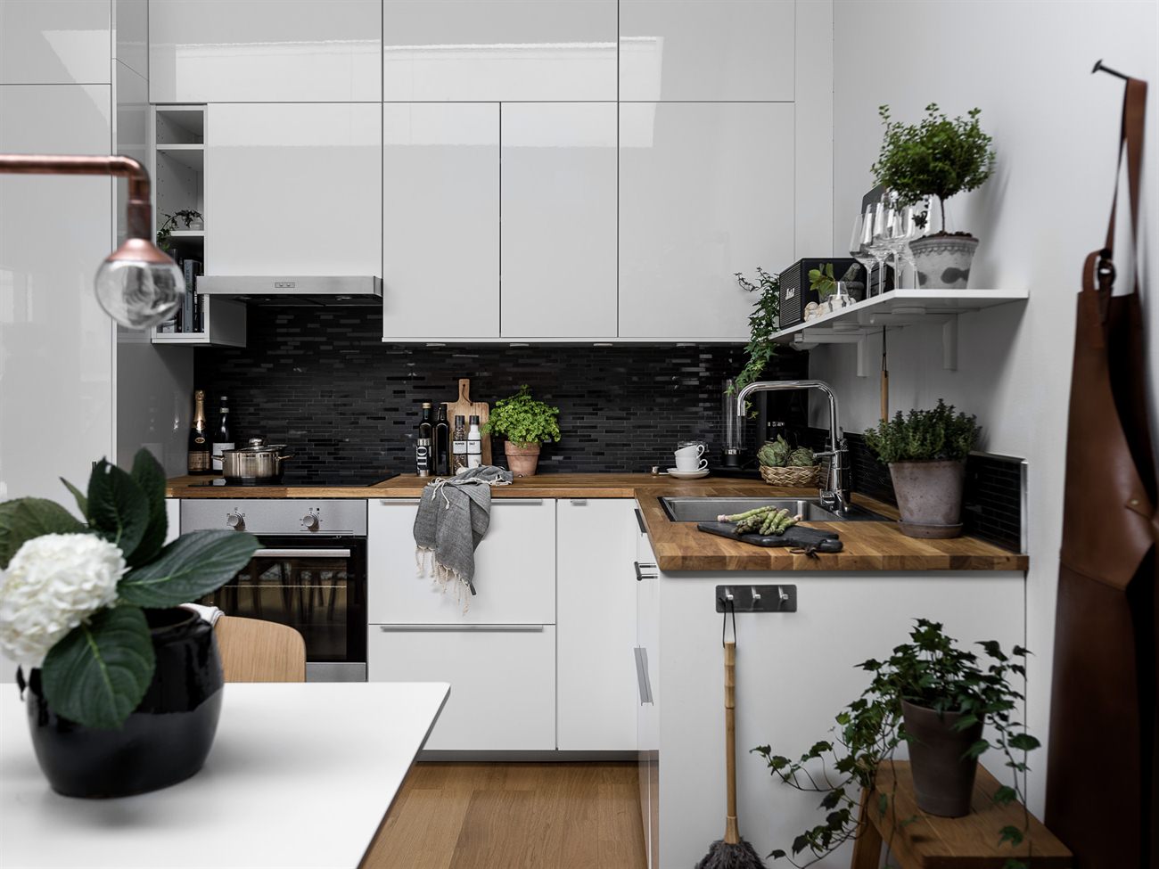Home tour: Skrå vægge og fede lamper | KreaVilla