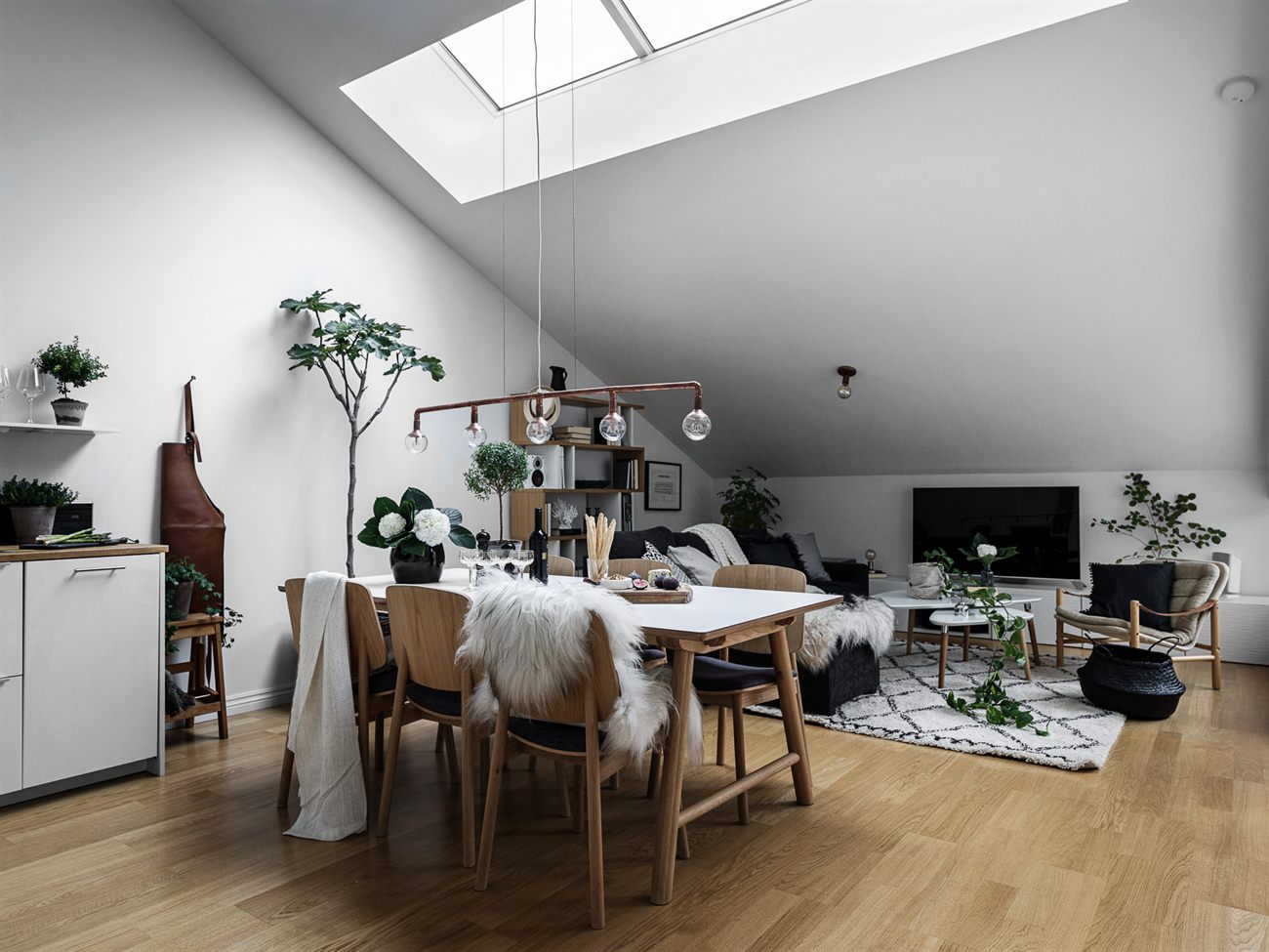 Home tour: Skrå vægge og fede lamper | KreaVilla